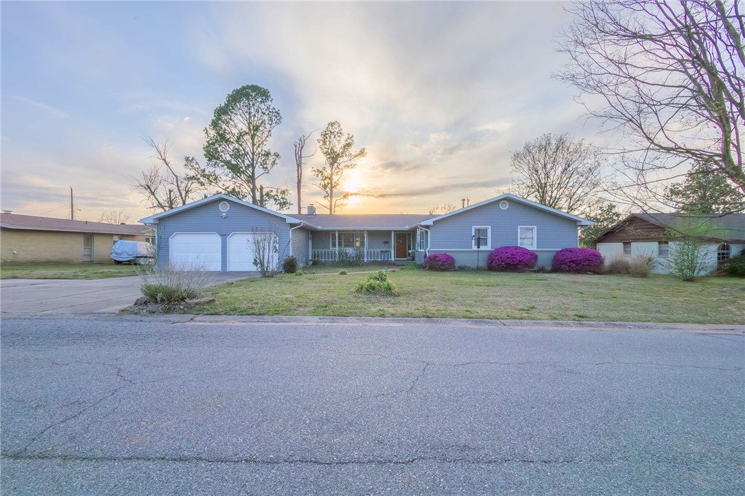 14th Pl, Rogers, AR 72758