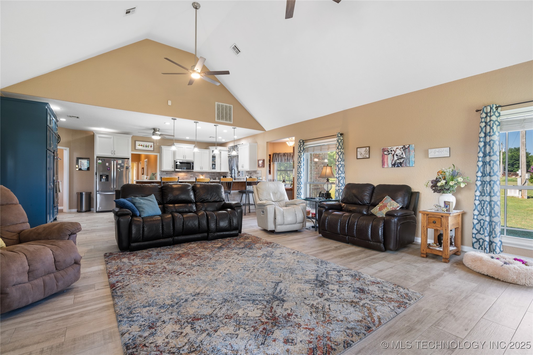 Henryetta, Oklahoma, 74437, United States, 4 Bedrooms Bedrooms, ,4 BathroomsBathrooms,Residential,For Sale,1927120