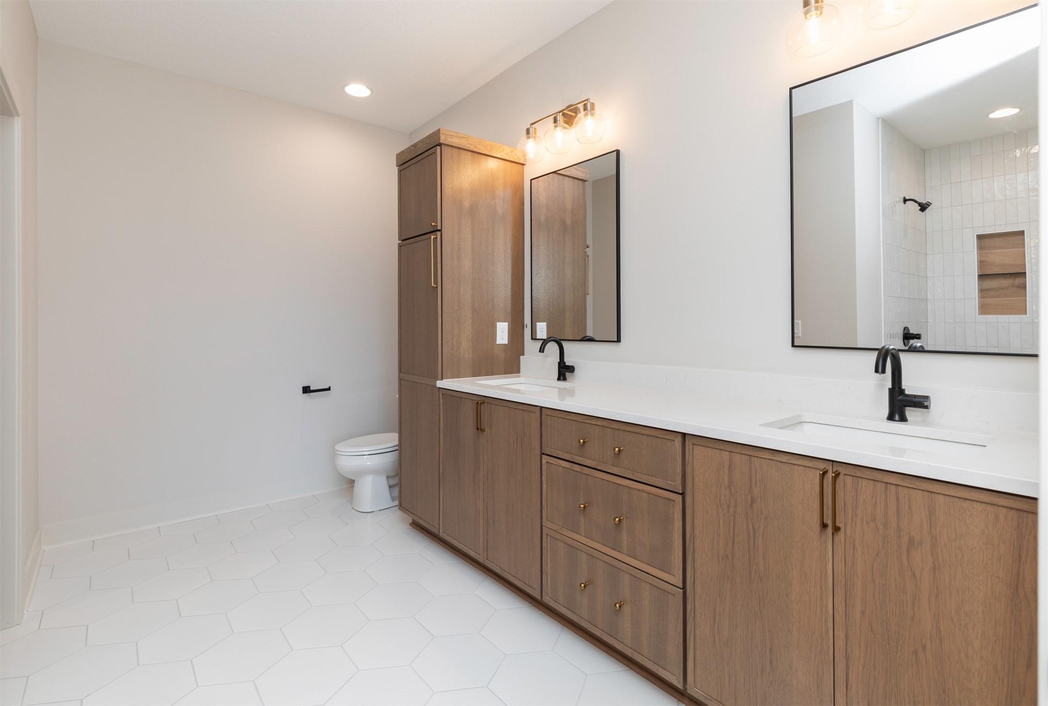 Clive, Iowa, 50325, United States, 5 Bedrooms Bedrooms, ,3 BathroomsBathrooms,Residential,For Sale,1910418