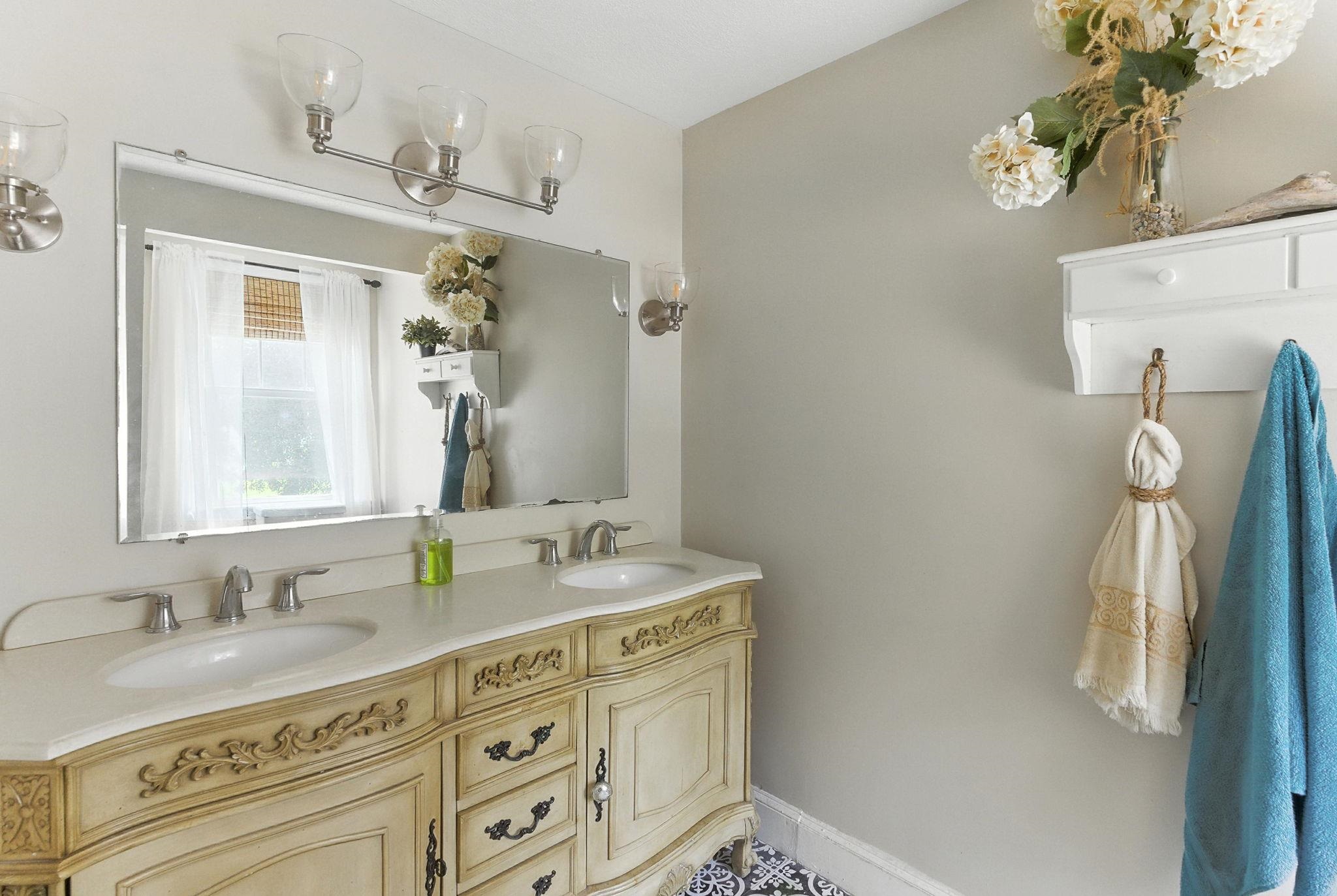 Plaistow, New Hampshire, 03865, United States, 4 Bedrooms Bedrooms, ,3 BathroomsBathrooms,Residential,For Sale,1987491