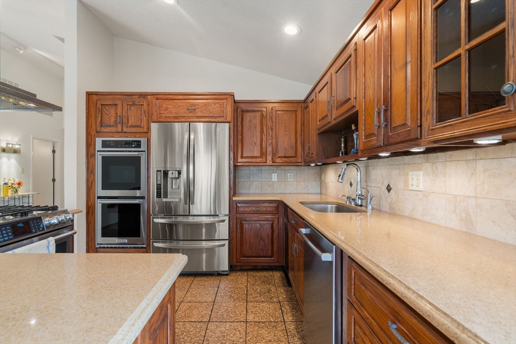 Dartmouth, Massachusetts, 02748, United States, 4 Bedrooms Bedrooms, ,5 BathroomsBathrooms,Residential,For Sale,1804172