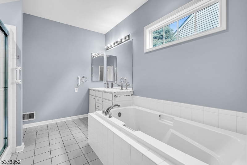 Franklin Twp., New Jersey, 08873, United States, 2 Bedrooms Bedrooms, ,2 BathroomsBathrooms,Residential,For Sale,1911173