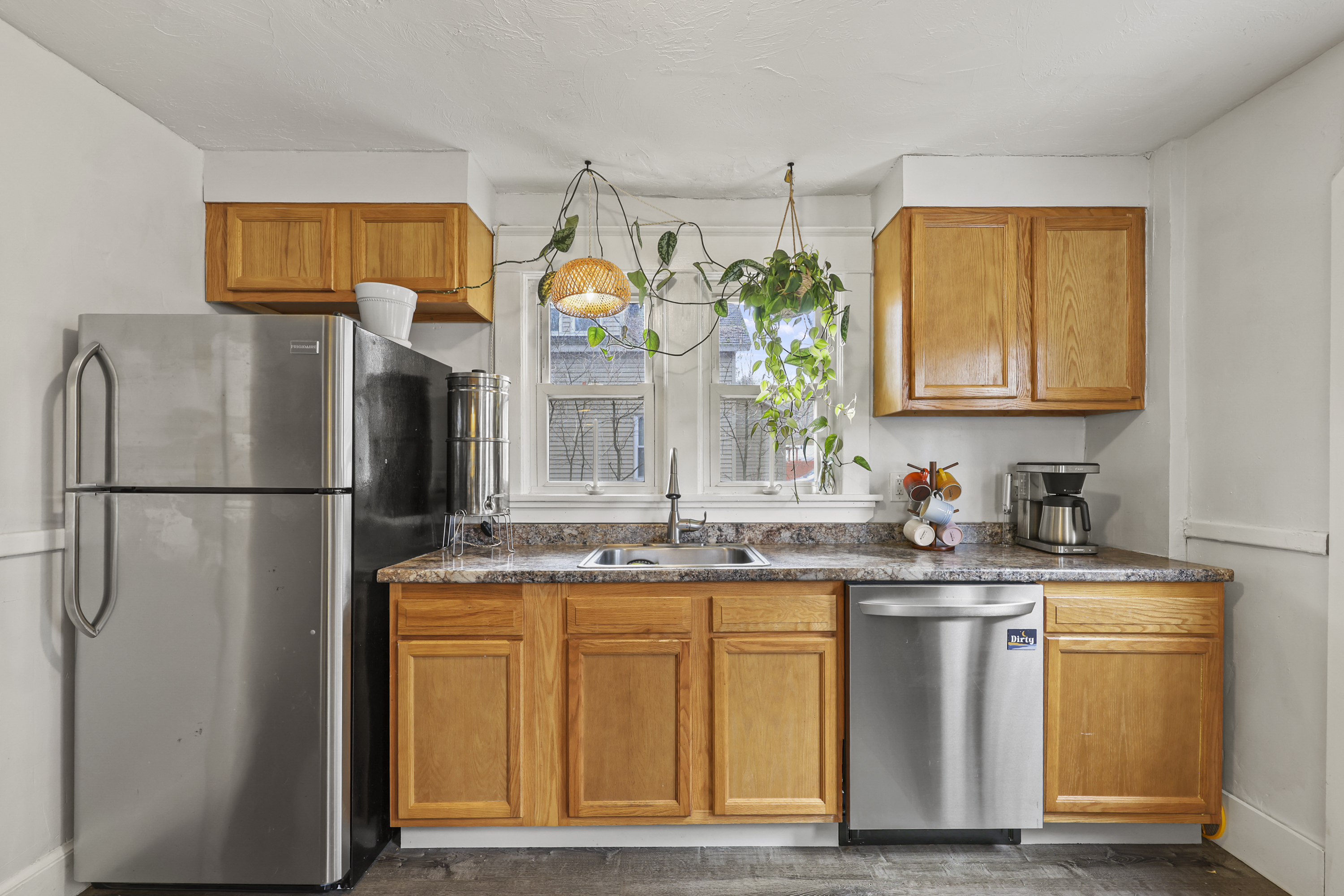  Sunlit, Well-Kept Home with Easy Flow and Quiet Setting - 物件實景