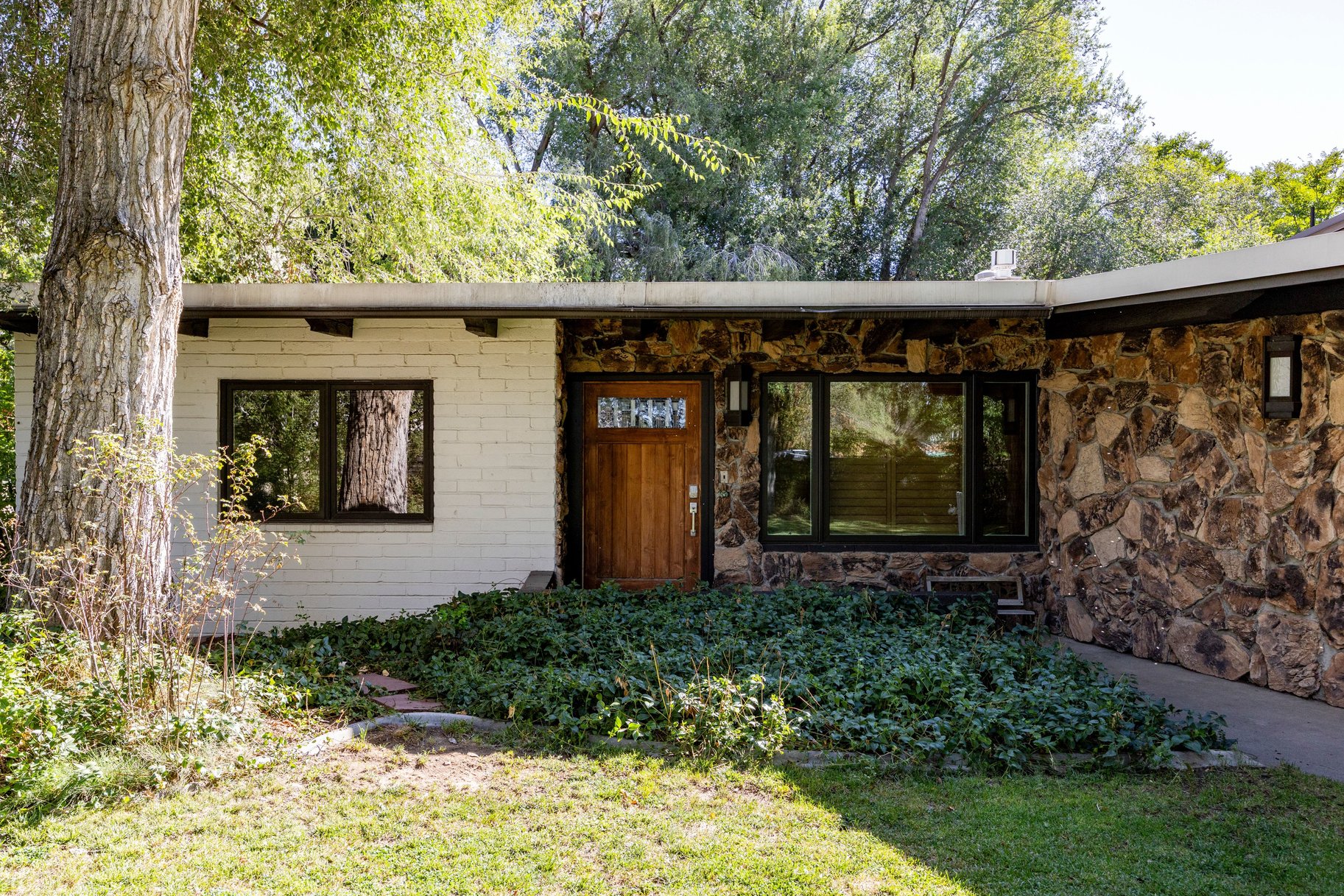  Mid Century Modern Home on a 1/2 Acre Lot - 物件實景