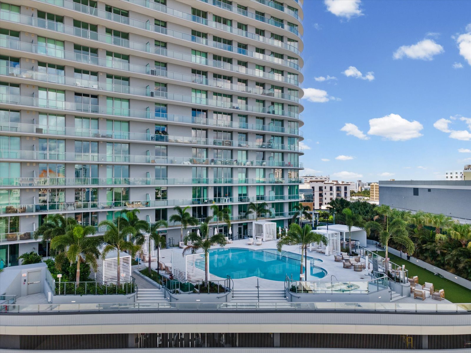 ST Petersburg, Florida, 33701, United States, 2 Bedrooms Bedrooms, ,3 BathroomsBathrooms,Residential,For Sale,2049072