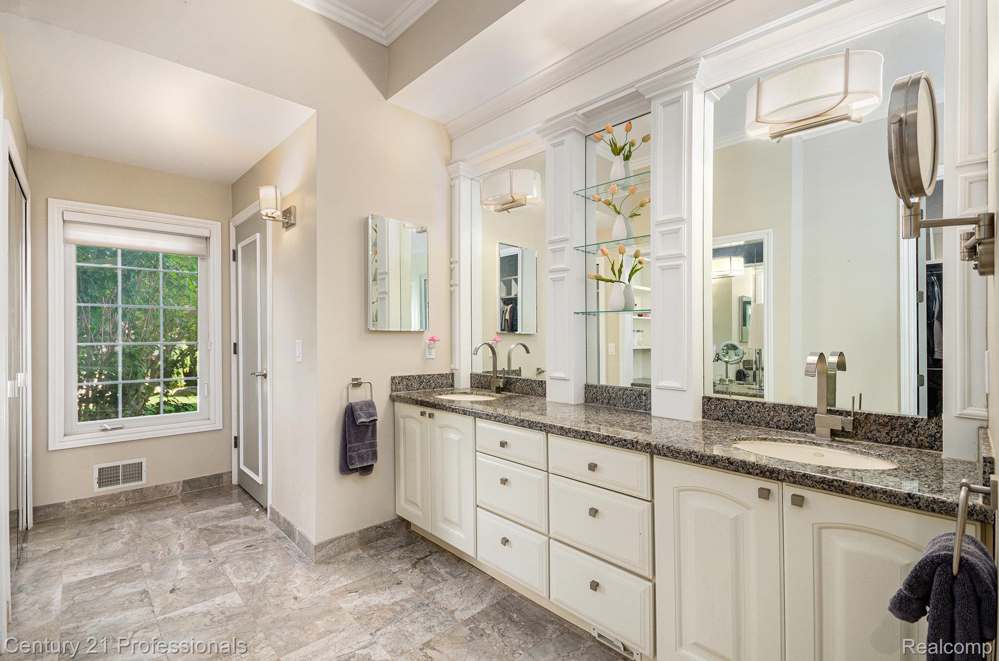 WhiteLake, Michigan, 48386, United States, 4 Bedrooms Bedrooms, ,4 BathroomsBathrooms,Residential,For Sale,1895235