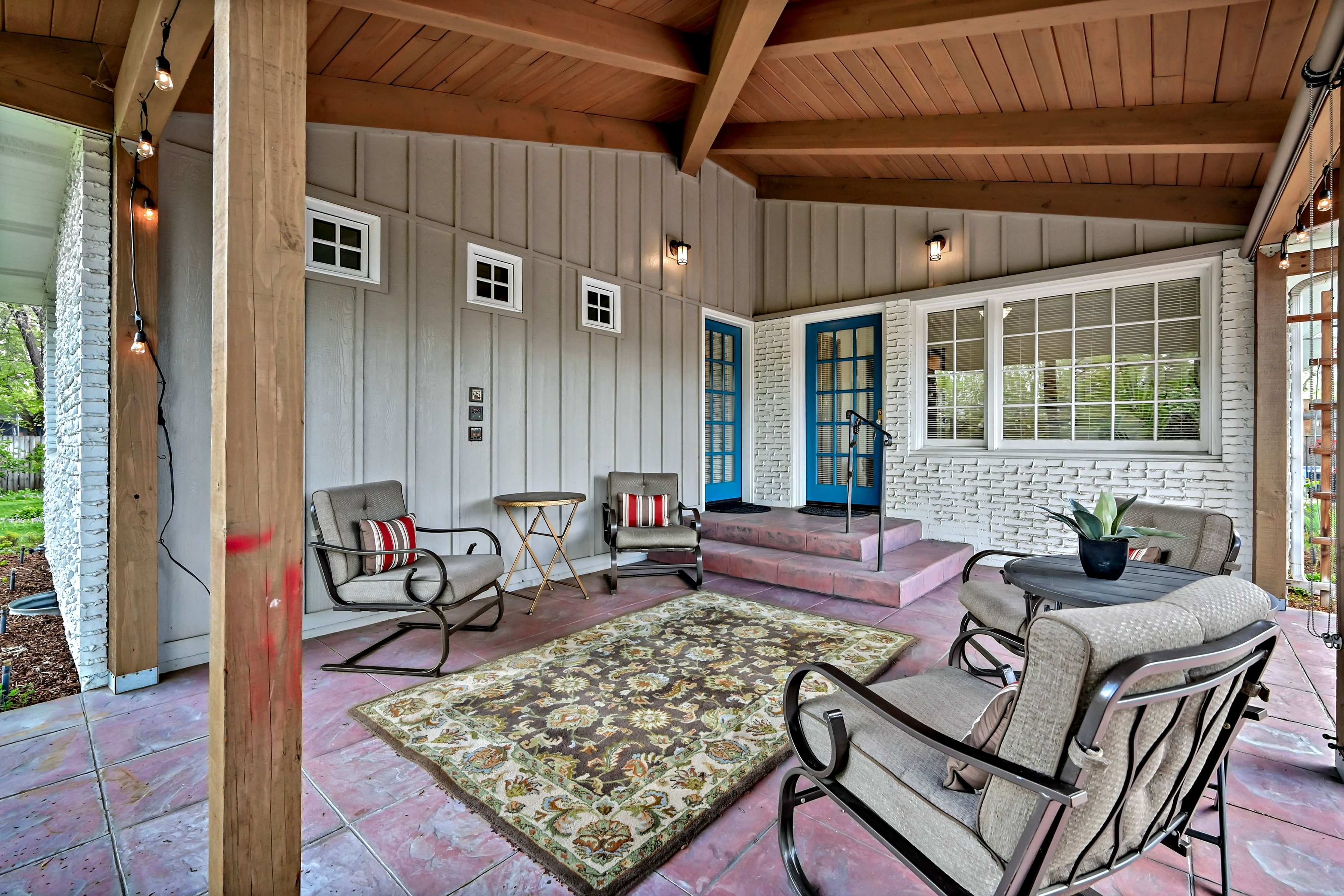  Storybook Single-Level Brick Cottage with Privacy and Expansive Gardens - 物件實景