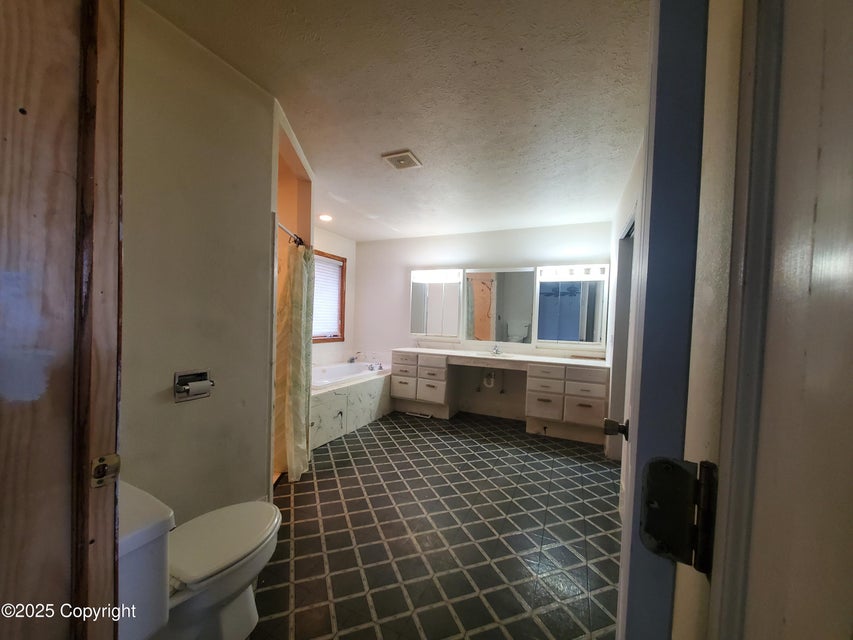 Gillette, Wyoming, 82718, United States, 3 Bedrooms Bedrooms, ,3 BathroomsBathrooms,Residential,For Sale,1977220