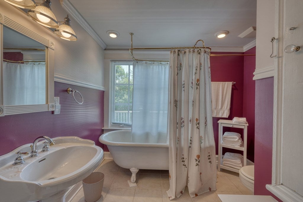 Andrews, North Carolina, 28901, United States, 5 Bedrooms Bedrooms, ,4 BathroomsBathrooms,Residential,For Sale,1912195
