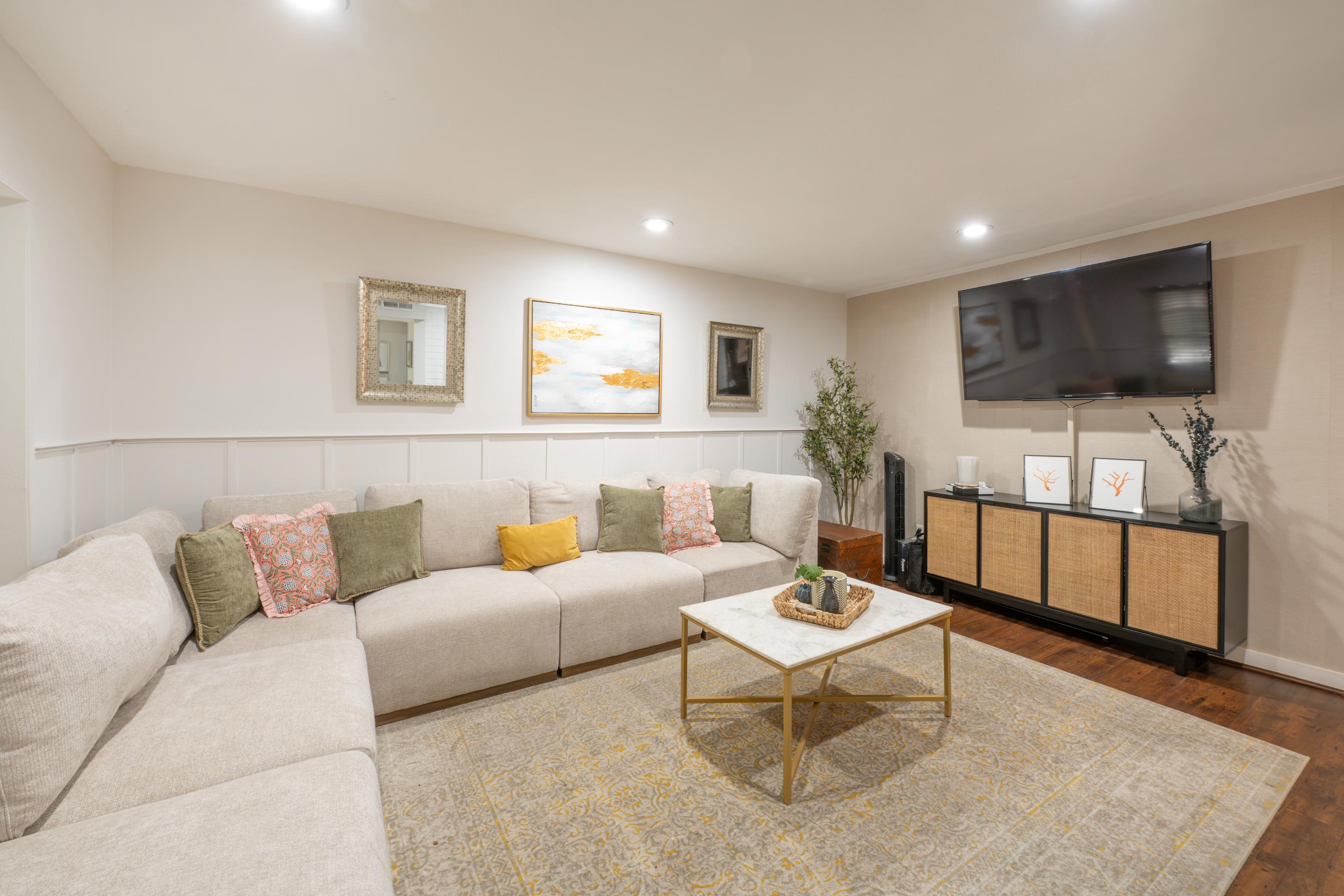  Comfort, Convenience, and Charm—Beautiful 3-Bedroom Townhome - 物件實景