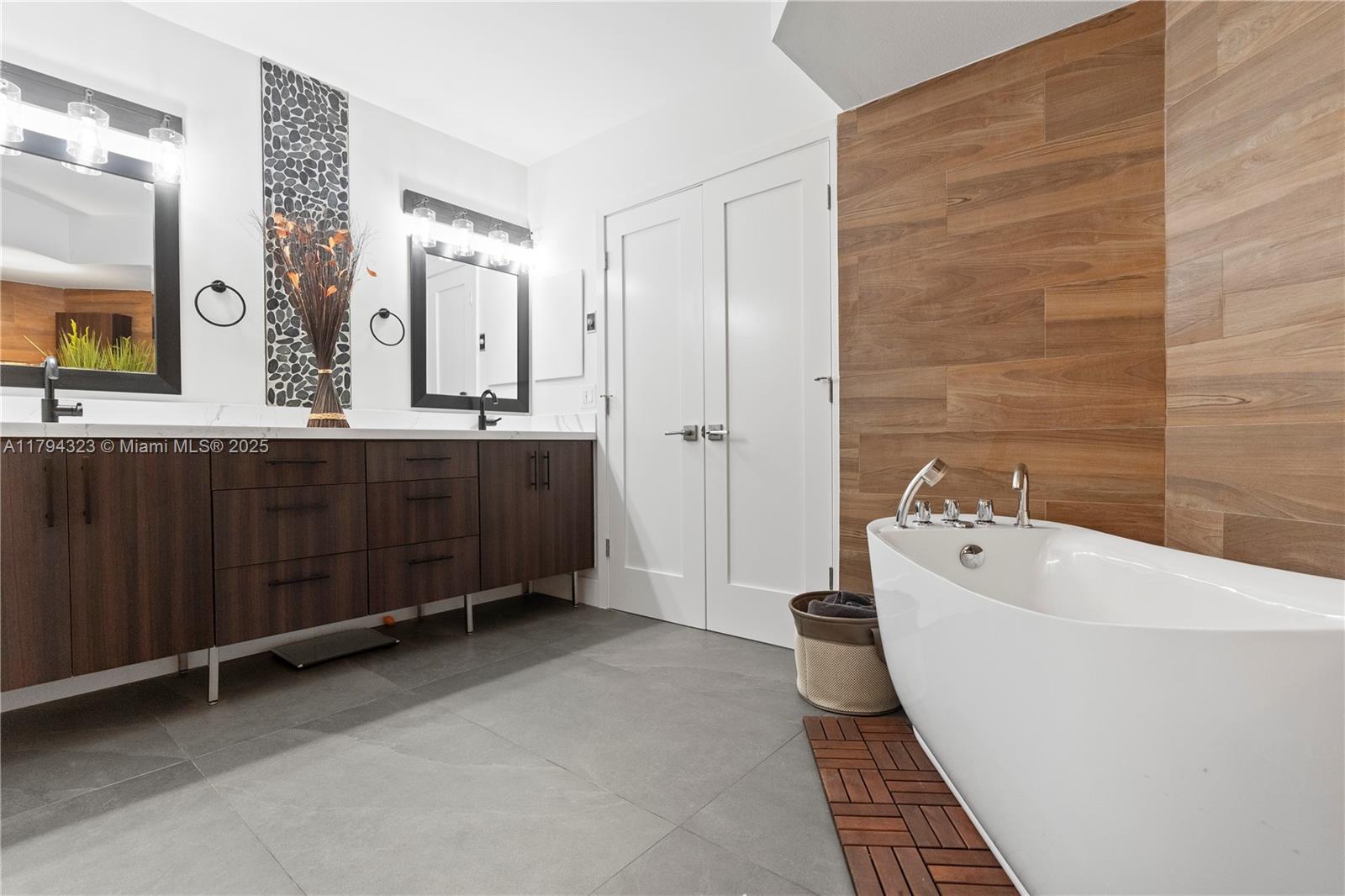 Aventura, Florida, 33180, United States, 2 Bedrooms Bedrooms, ,2 BathroomsBathrooms,Residential,For Sale,1804609