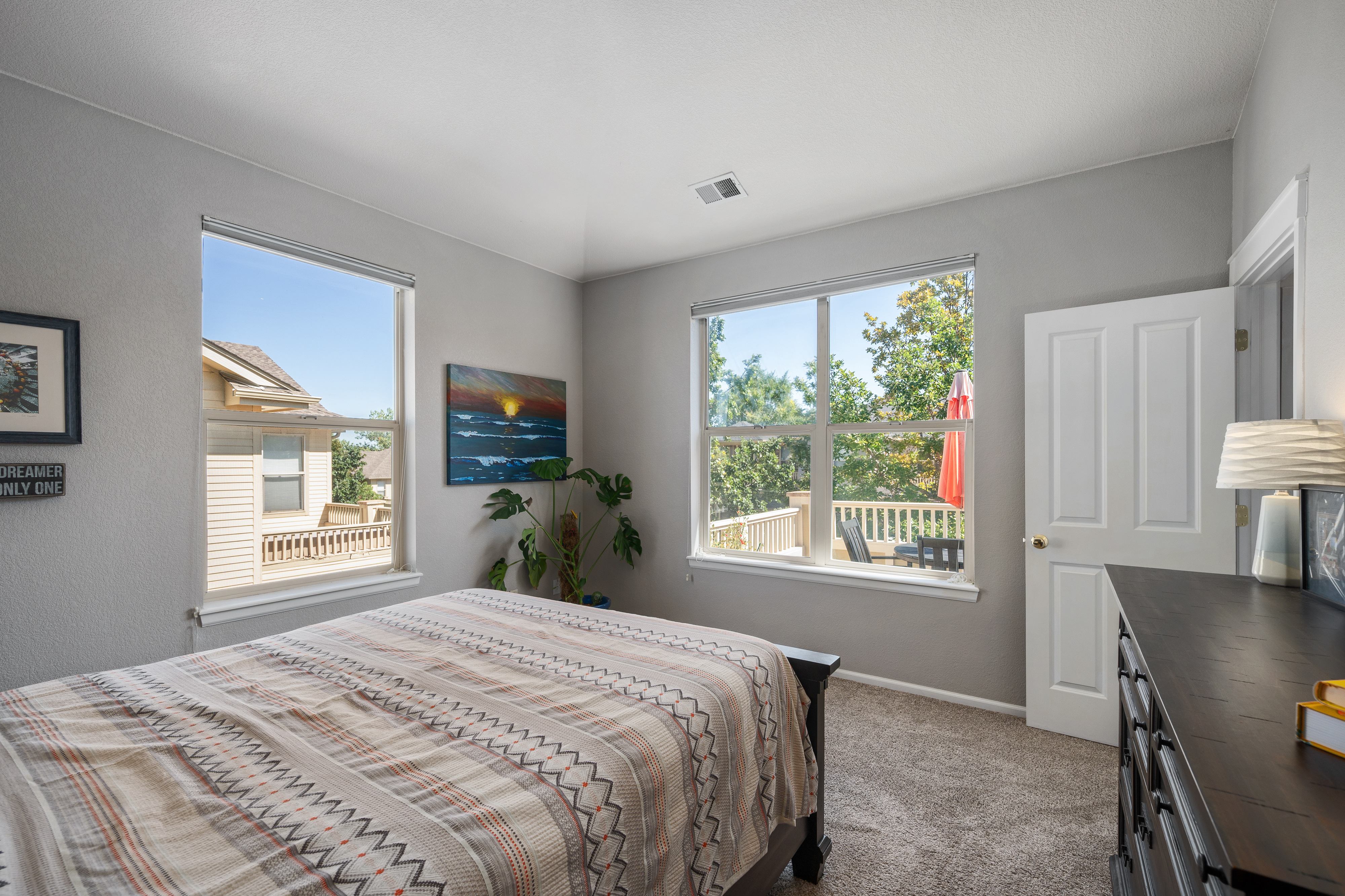  Beautifully Designed 2nd-floor Condo in Sought-after Community of Edgewater Park - 物件實景