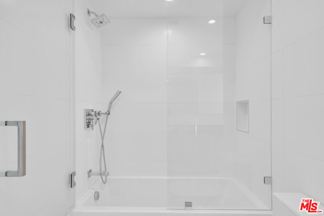 Los Angeles, California, 90046, United States, 3 Bedrooms Bedrooms, ,3 BathroomsBathrooms,Residential,For Sale,1827071