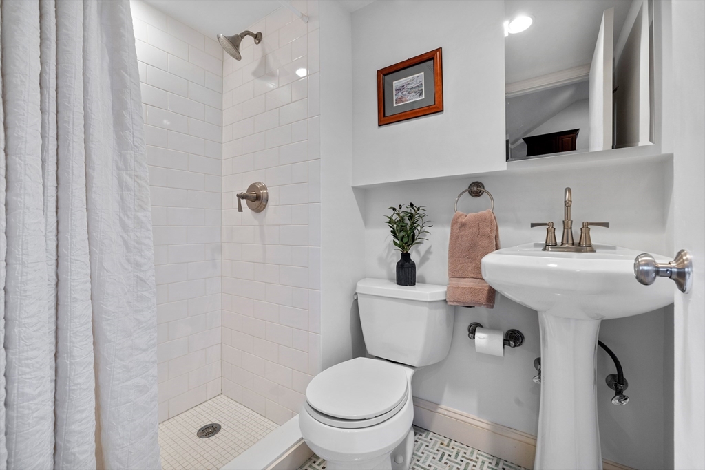 Boston, Massachusetts, 02114, United States, 3 Bedrooms Bedrooms, ,2 BathroomsBathrooms,Residential,For Sale,1981567