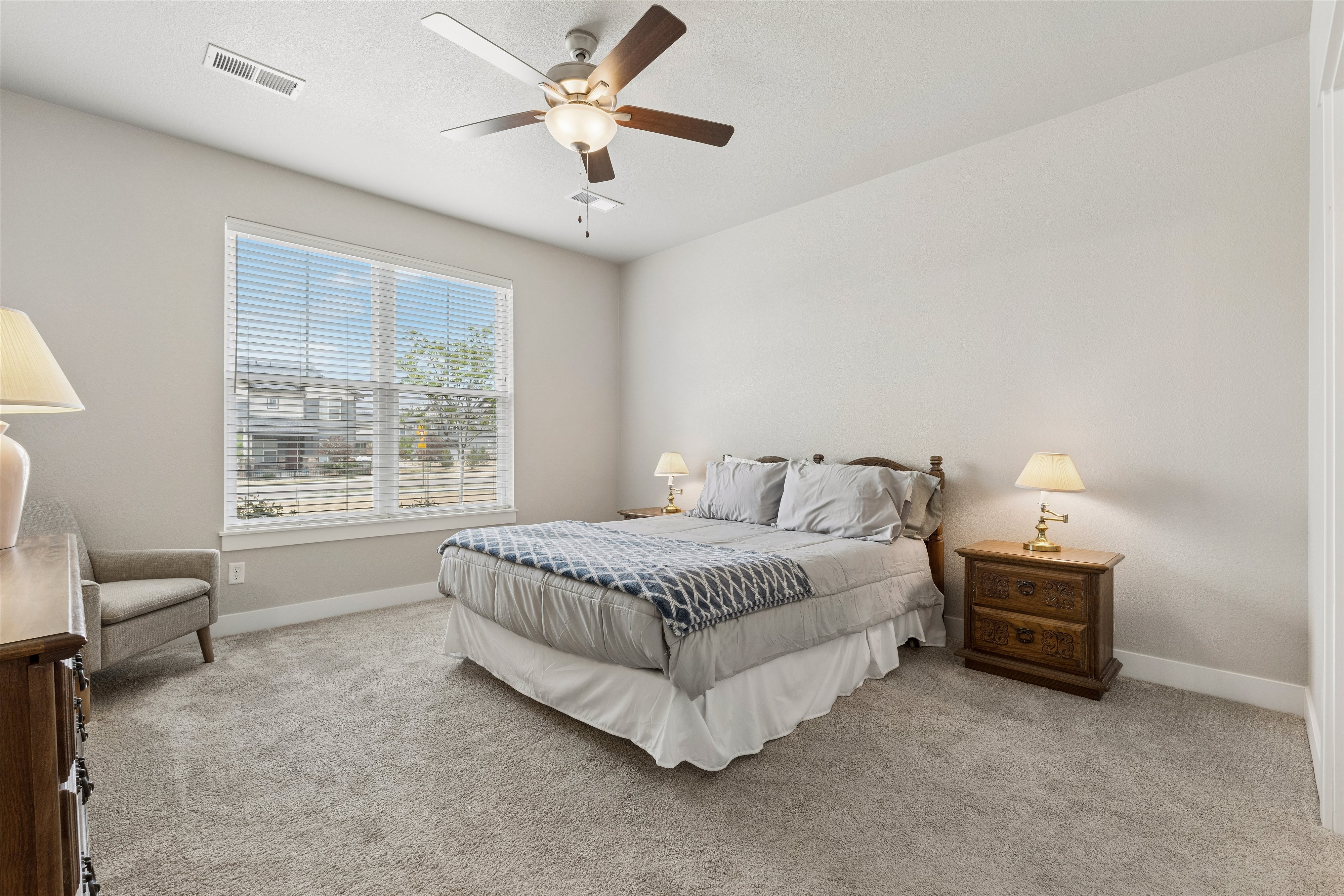  Enjoy Effortless, Lock-and-Leave Living in this Beautifully Finished Home - 物件實景