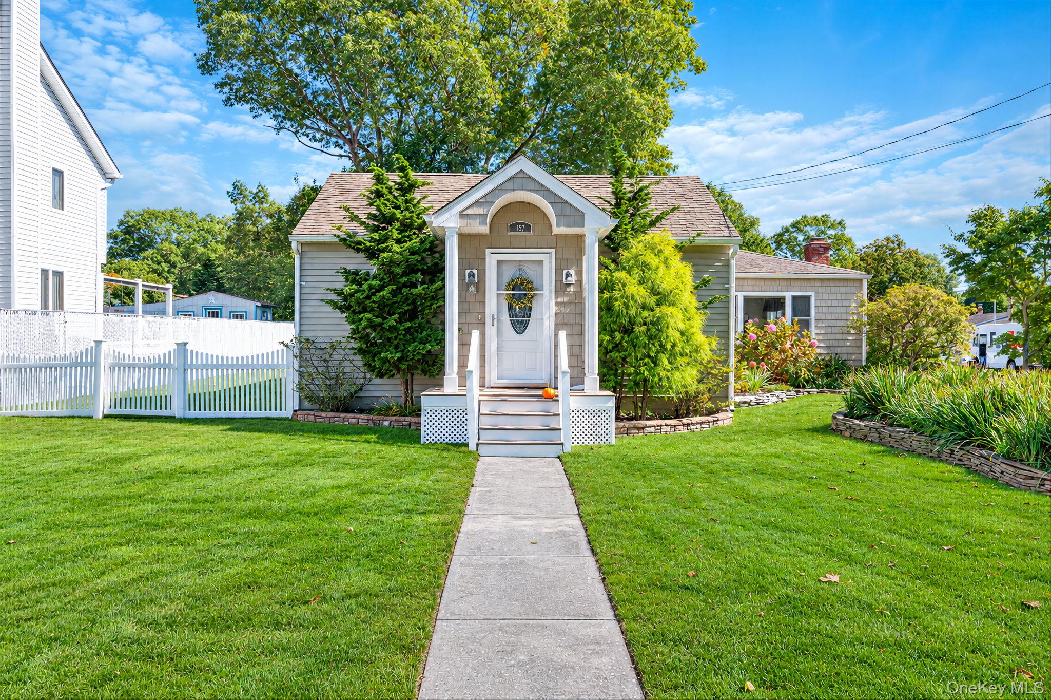 Abner Dr, Holtsville, NY 11742
