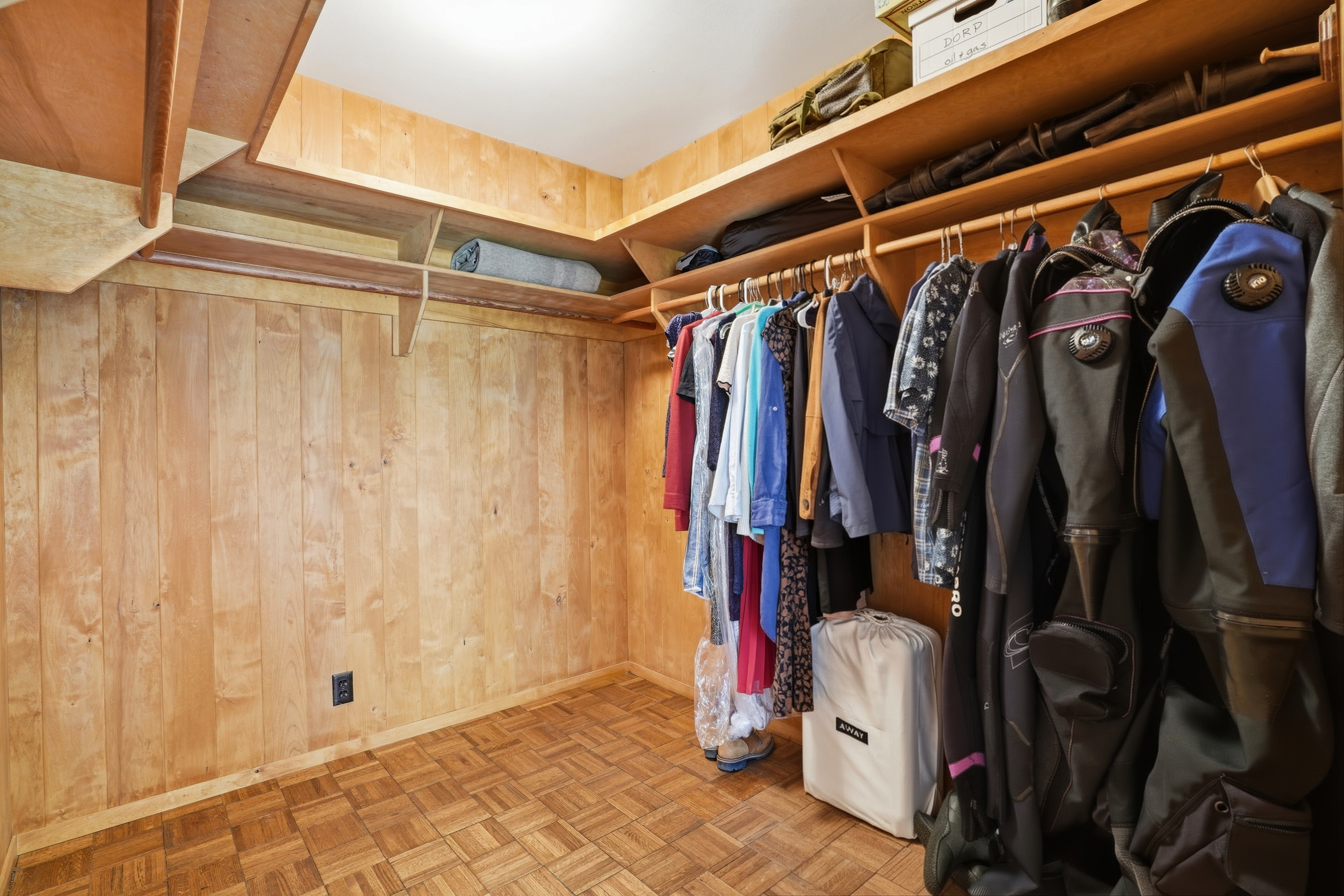  Single-Level Rancher in Coveted Neighborhood - 物件實景