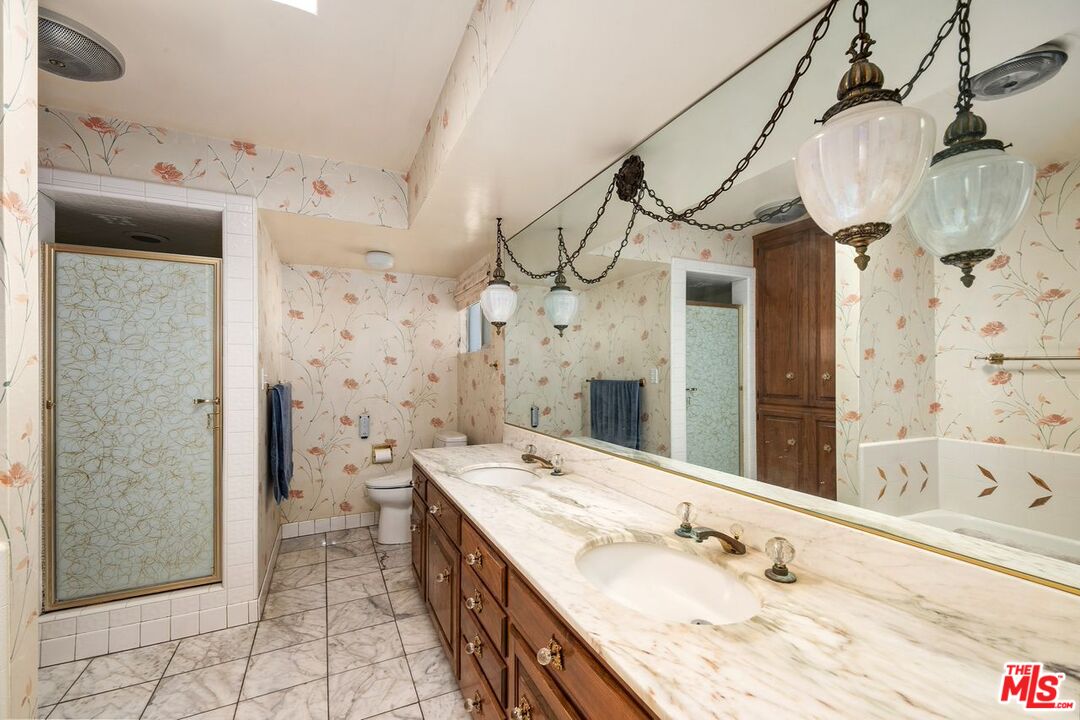 Los Angeles, California, 90056, United States, 5 Bedrooms Bedrooms, ,5 BathroomsBathrooms,Residential,For Sale,1918507