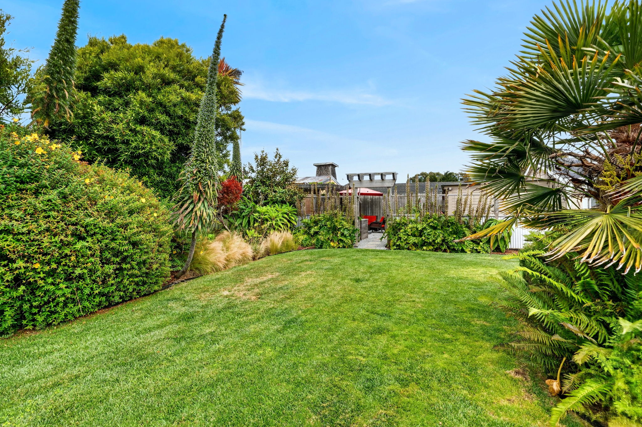  Two Homes w/Lush Landscaping - 物件實景
