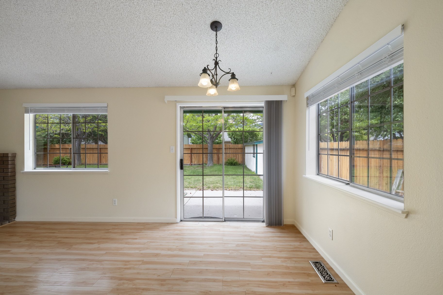  Move-in Ready. Great starter or investment home - 物件實景