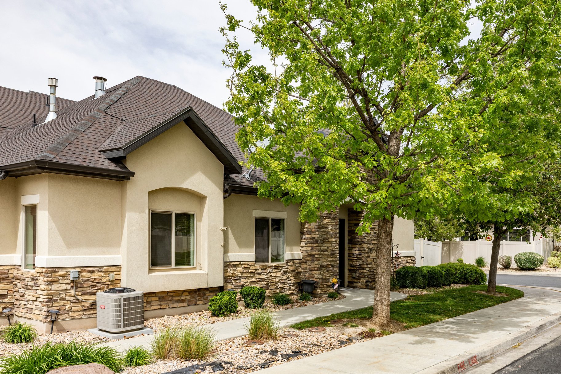  Single-level living with fenced yard in peaceful Valentine Estates - 物件實景