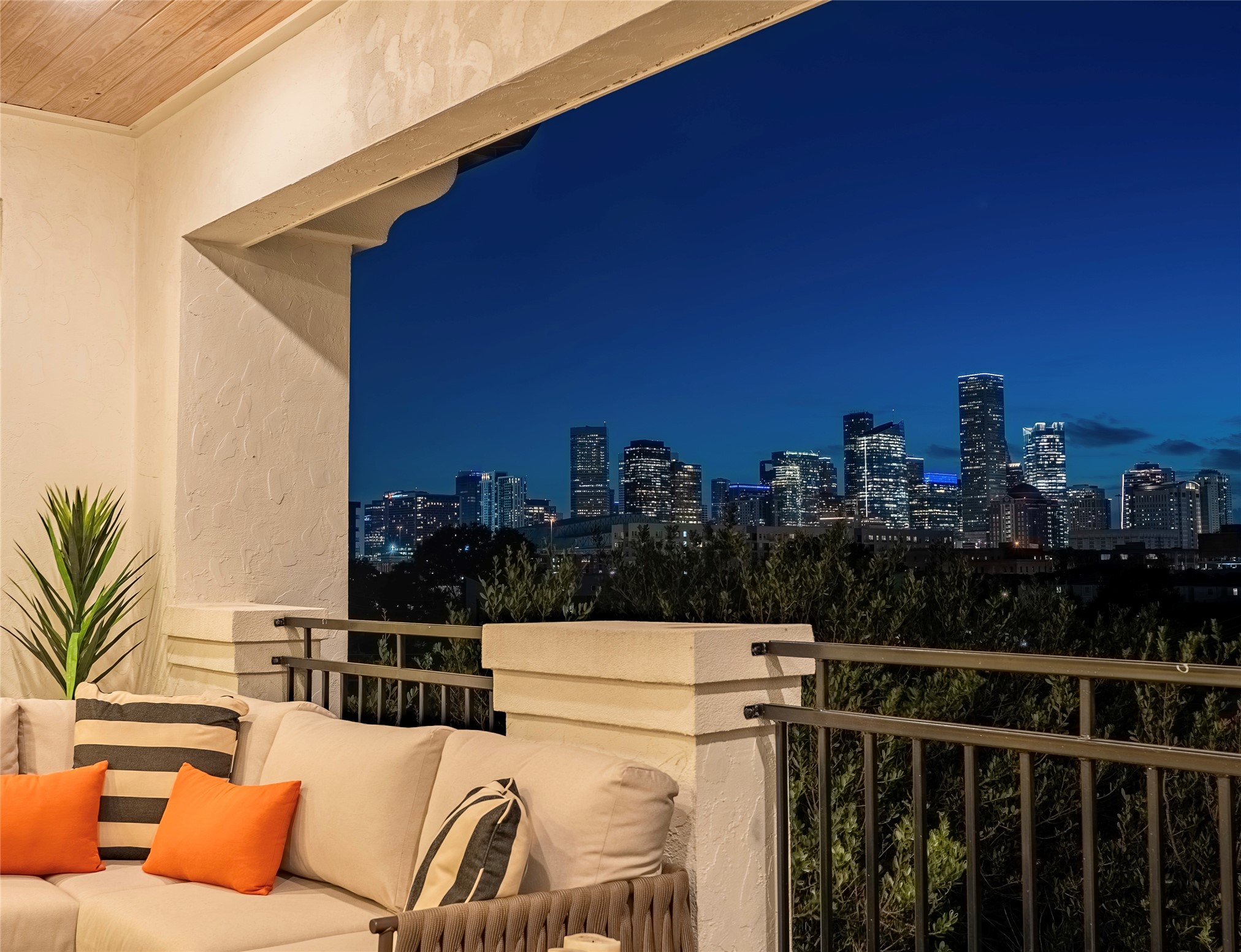  611 N Live Oak Street - 物件實景