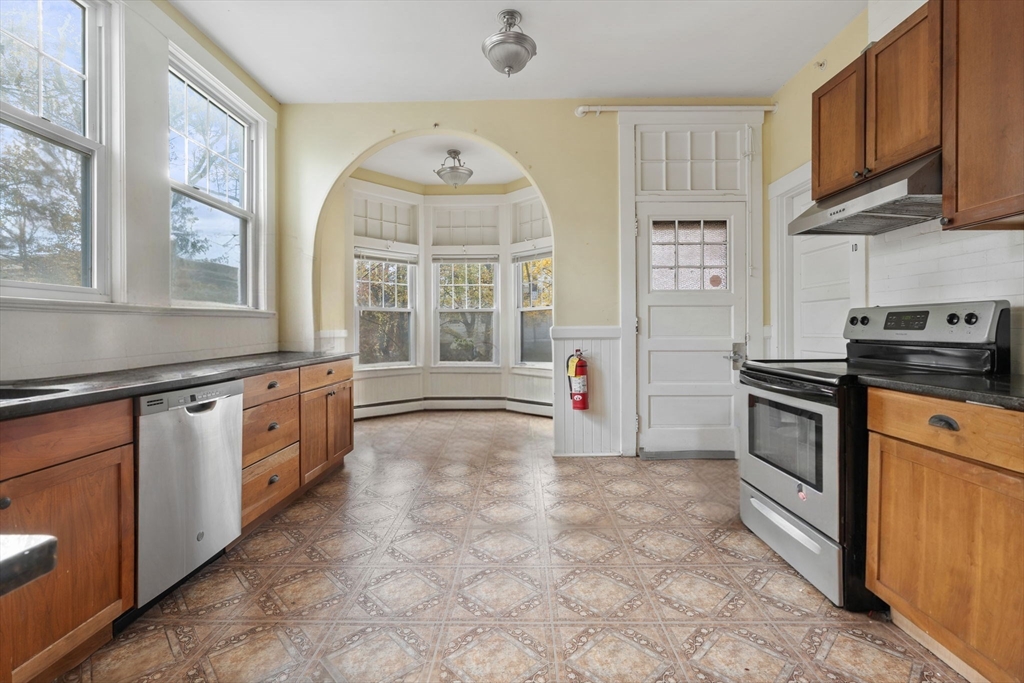 Worcester, Massachusetts, 01610, United States, 17 Bedrooms Bedrooms, ,4 BathroomsBathrooms,Residential,For Sale,1994220