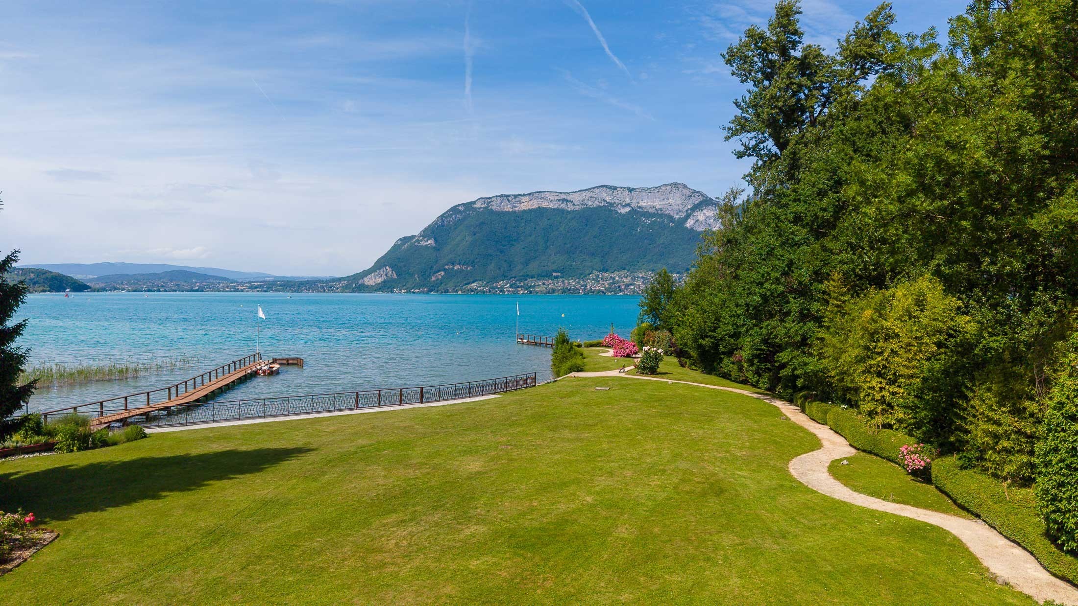  Exceptional property, unique waterfront location on Annecy