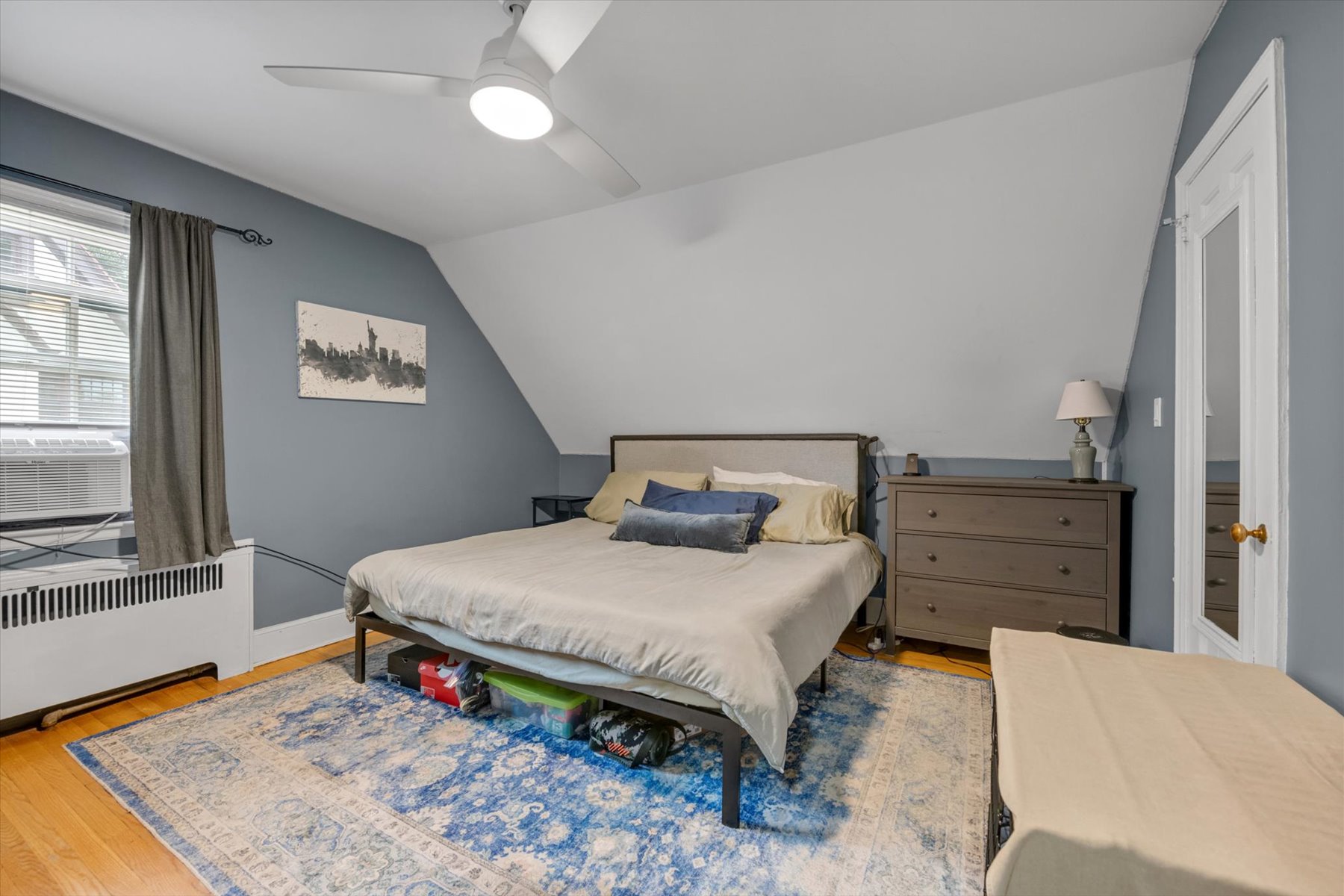  “DETACHED BRICK AND STONE HOME IN FOREST HILLS GARDENS? - 物件實景