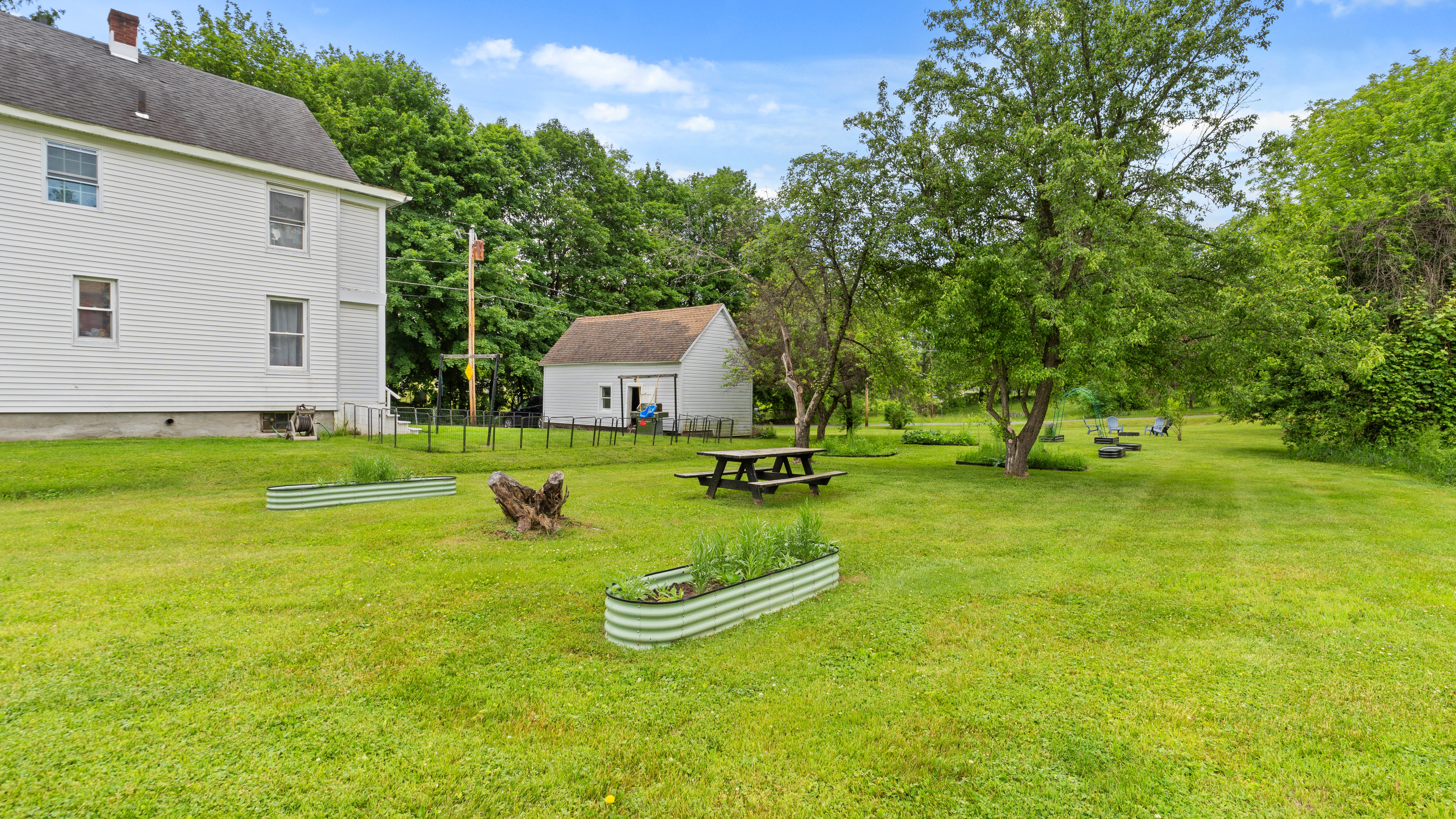  Classic New England Farmhouse with Exceptional Yard - 物件實景