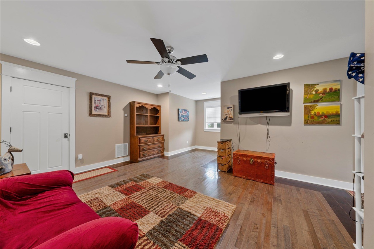 Franklin, Kentucky, 42134, United States, 6 Bedrooms Bedrooms, ,3 BathroomsBathrooms,Residential,For Sale,2002966