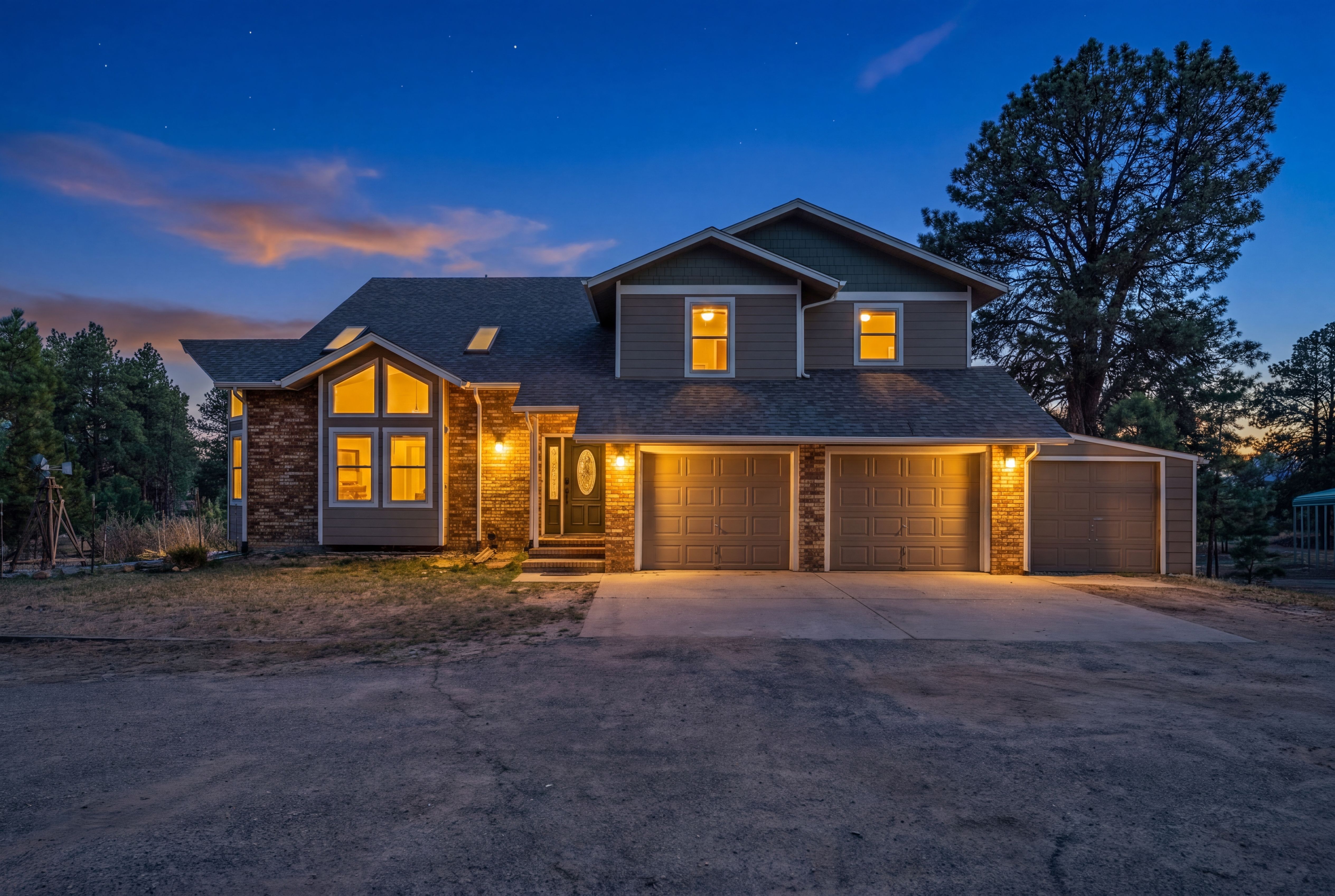  Set behind a gated entry on two and a half wooded acres - 物件實景