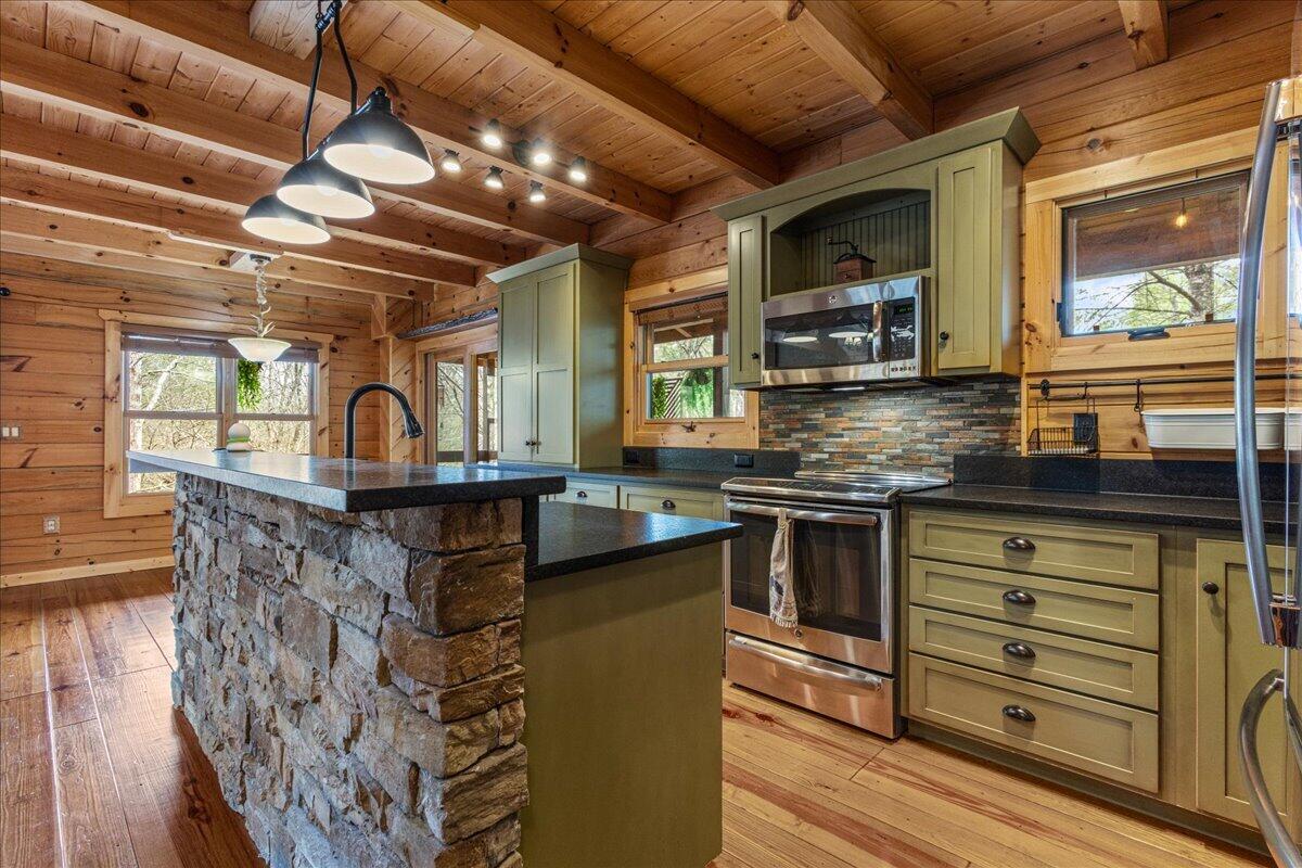 Tellico Plains, Tennessee, 37385, United States, 3 Bedrooms Bedrooms, ,3 BathroomsBathrooms,Residential,For Sale,2034978