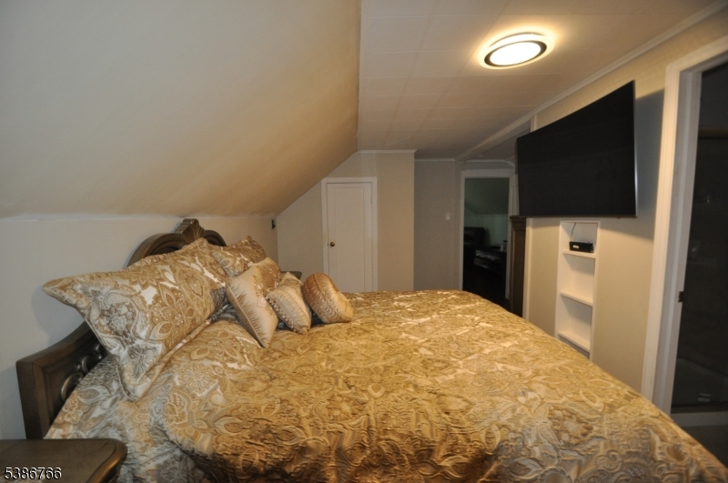 Burlington, Springfield Township`, New Jersey, 07081, United States, 4 Bedrooms Bedrooms, ,3 BathroomsBathrooms,Residential,For Sale,1979460