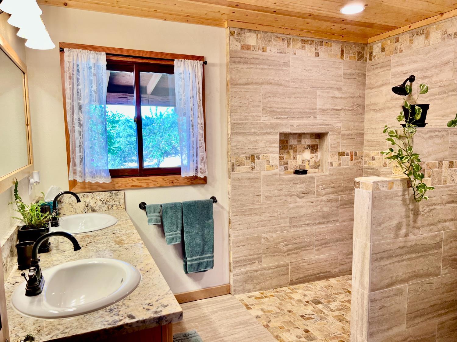 North Fork, California, 93643, United States, 3 Bedrooms Bedrooms, ,2 BathroomsBathrooms,Residential,For Sale,1977049