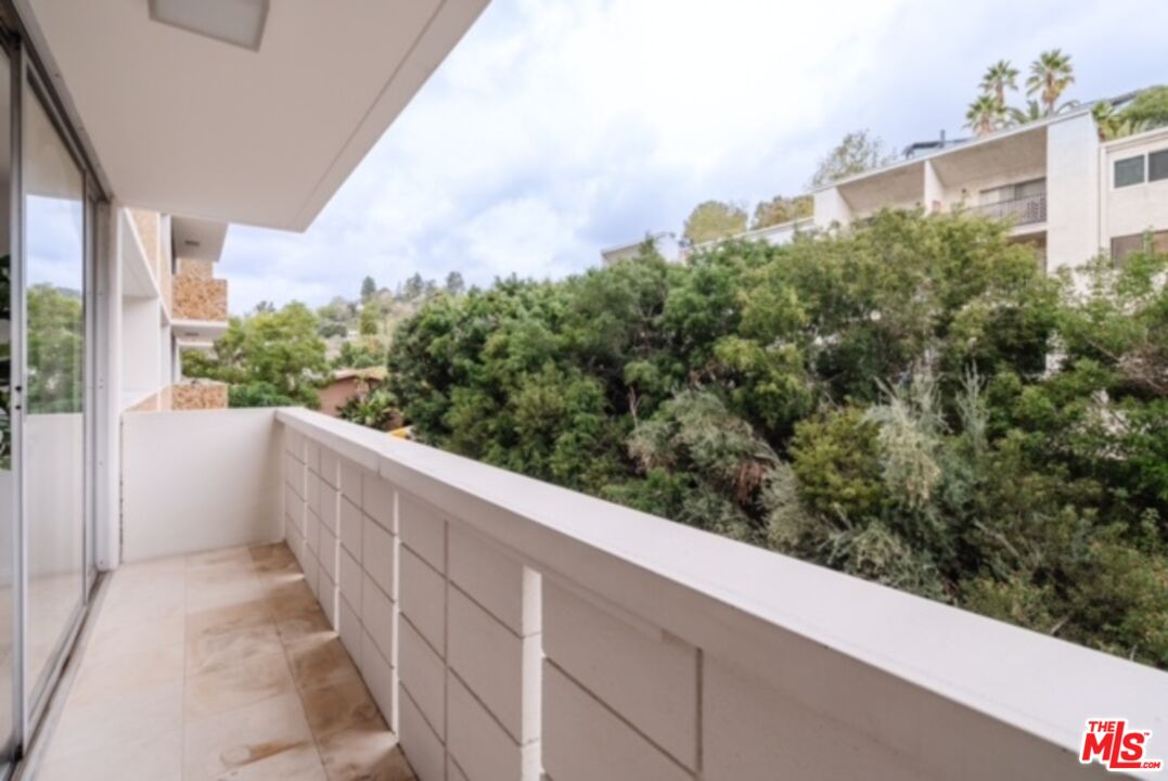 West Hollywood, California, 90069, United States, 1 Bedroom Bedrooms, ,1 BathroomBathrooms,Residential,For Sale,1891837