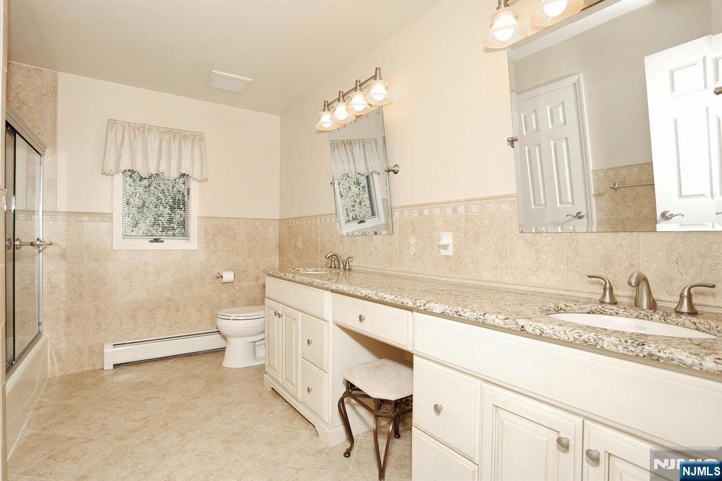 Paramus, New Jersey, 07652, United States, 5 Bedrooms Bedrooms, ,4 BathroomsBathrooms,Residential,For Sale,2001740