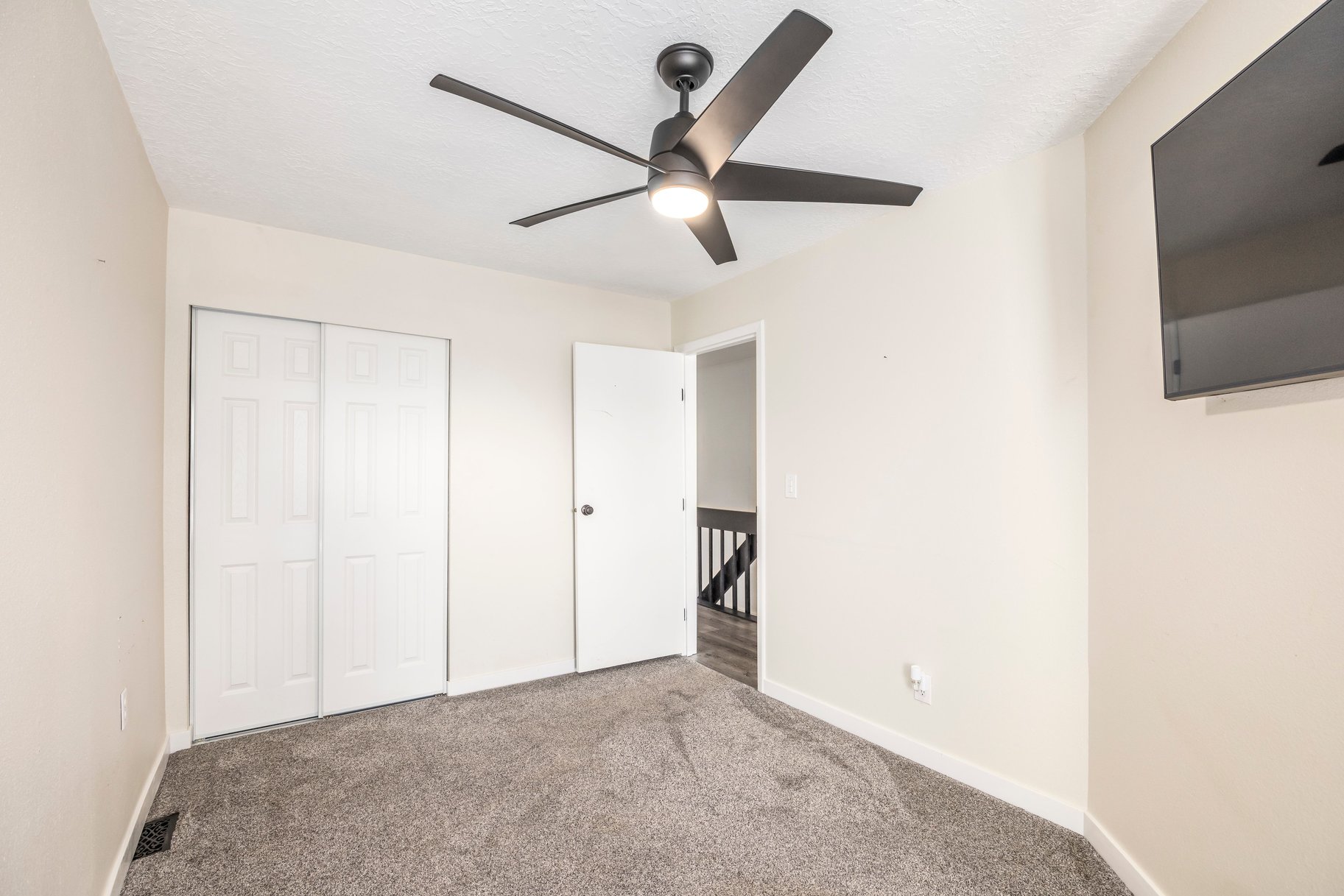  End-Unit Townhome with Updates Throughout - 物件實景