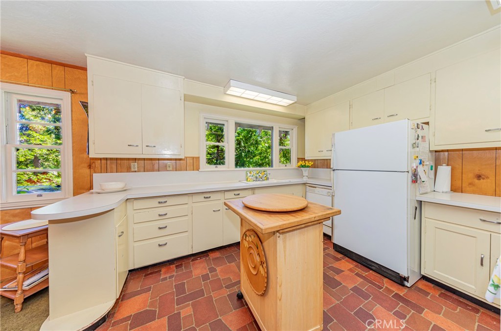 Fish Camp, California, 93623, United States, 5 Bedrooms Bedrooms, ,2 BathroomsBathrooms,Residential,For Sale,1881332
