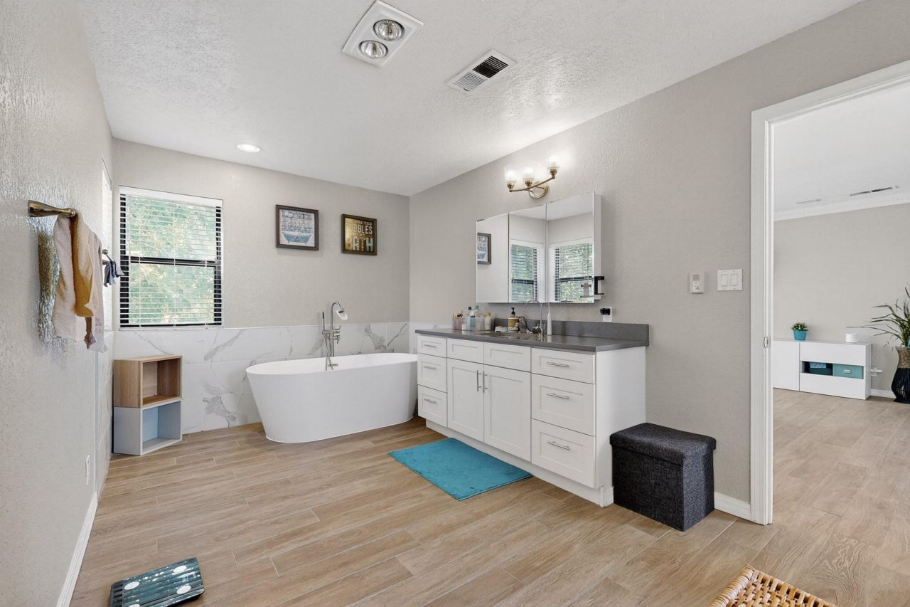 Albuquerque, New Mexico, 87122, United States, 5 Bedrooms Bedrooms, ,5 BathroomsBathrooms,Residential,For Sale,1933221