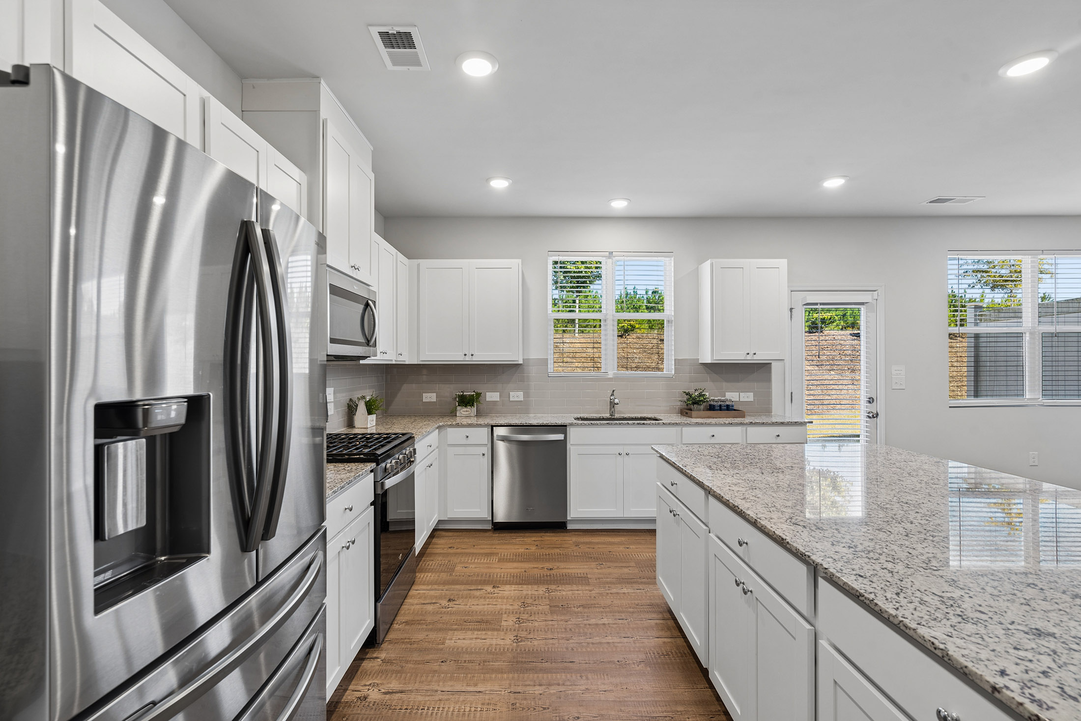  Spacious Living and Upgraded Finishes at Logan Point - 物件實景