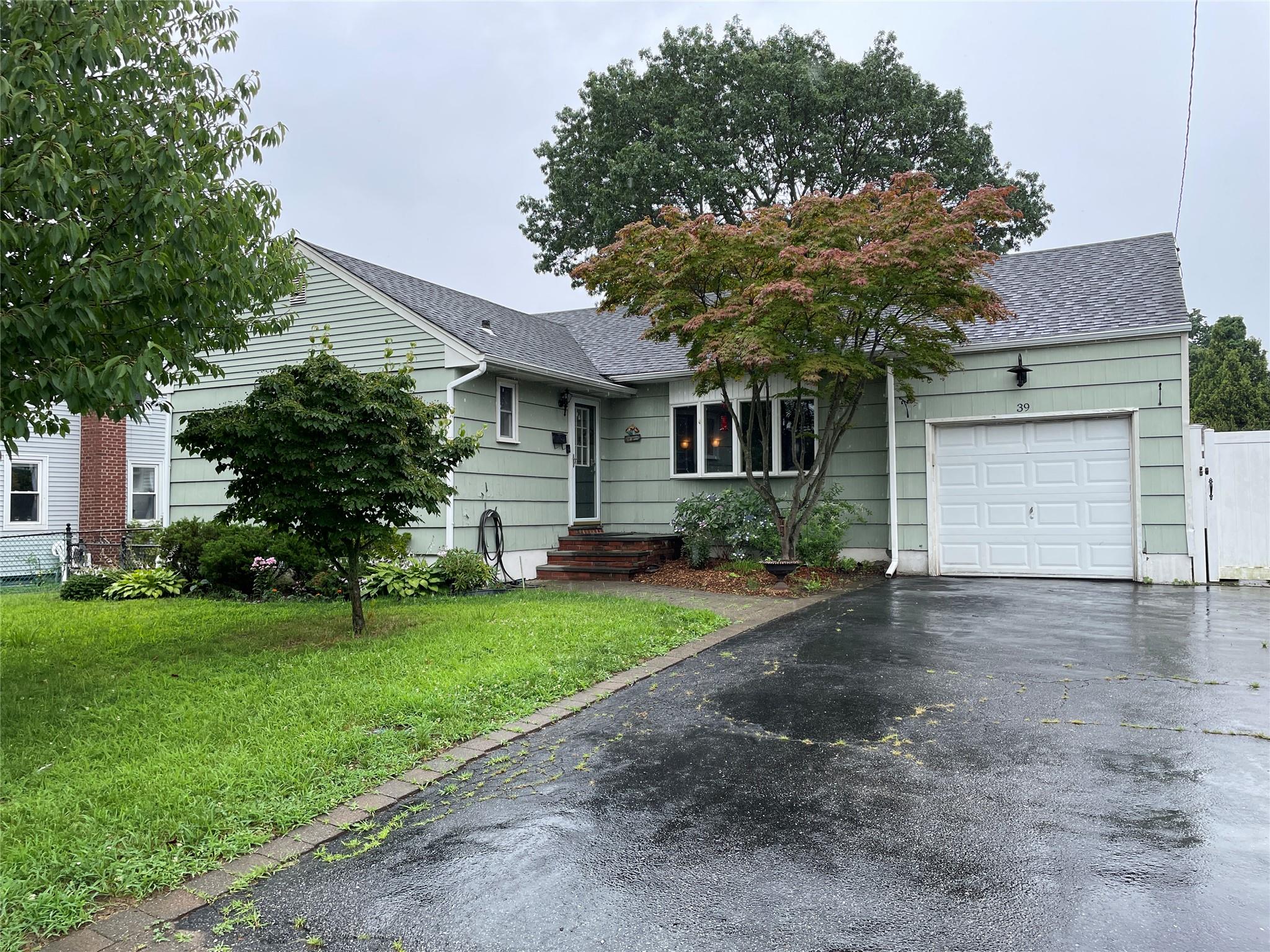 Lindenhurst, New York, 11757, United States, 3 Bedrooms Bedrooms, ,2 BathroomsBathrooms,Residential,For Sale,1920601