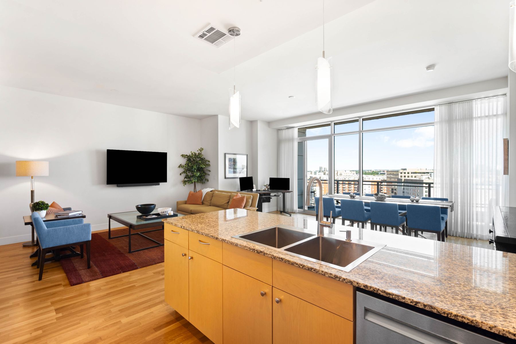  Two Parking Spaces and One of Largest Living/Dining Spaces Downtown - 物件實景