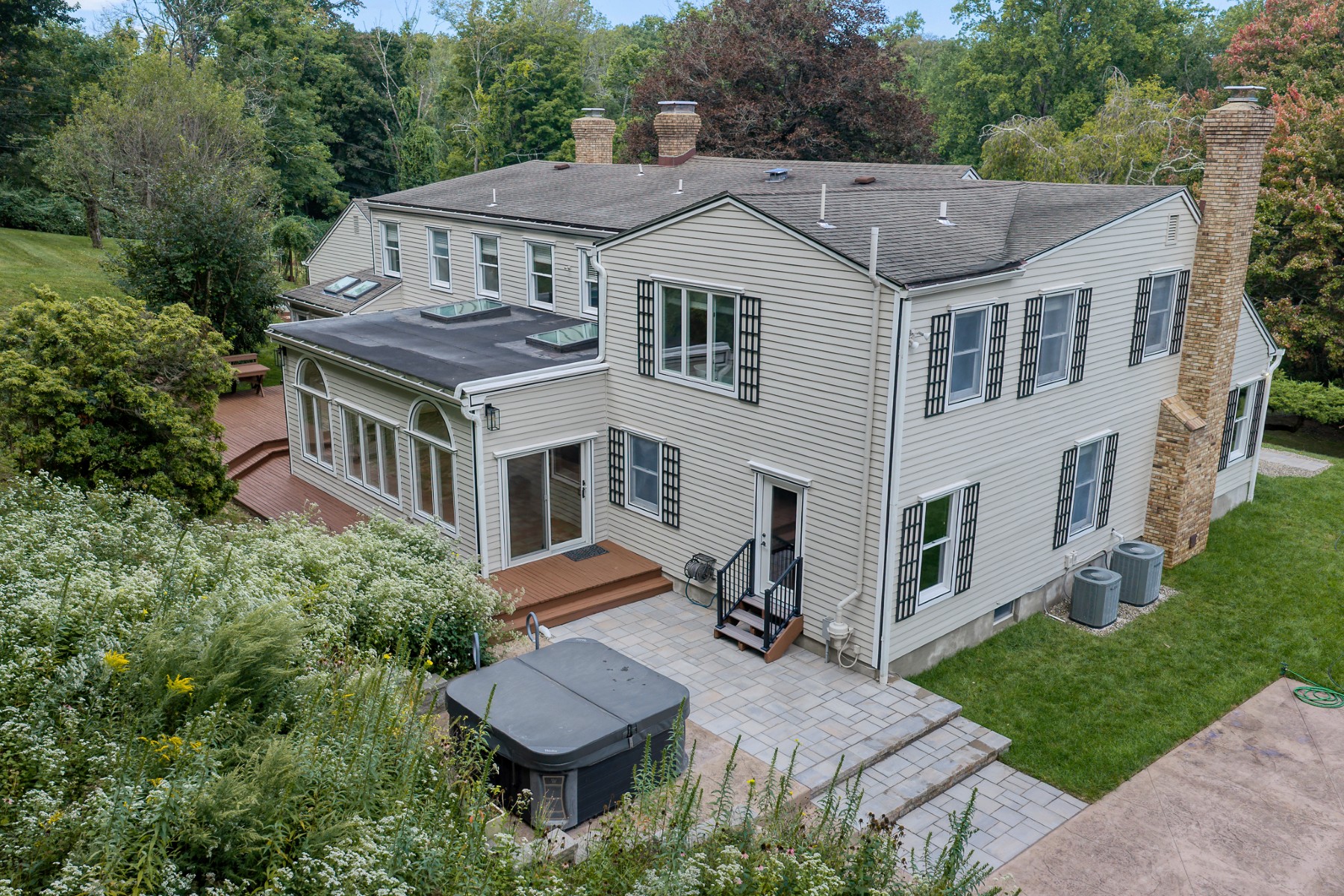  Updated Custom Colonial Home Brings Private Natural Setting Into Daily Life - 物件實景