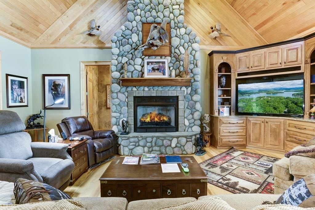 Hayesville, North Carolina, 28904, United States, 4 Bedrooms Bedrooms, ,4 BathroomsBathrooms,Residential,For Sale,1879650