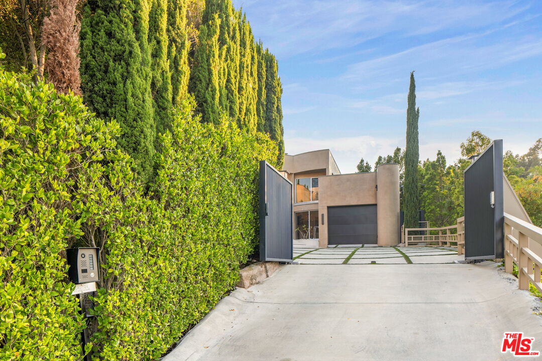 Los Angeles, California, 90046, United States, 3 Bedrooms Bedrooms, ,3 BathroomsBathrooms,Residential,For Sale,1908229