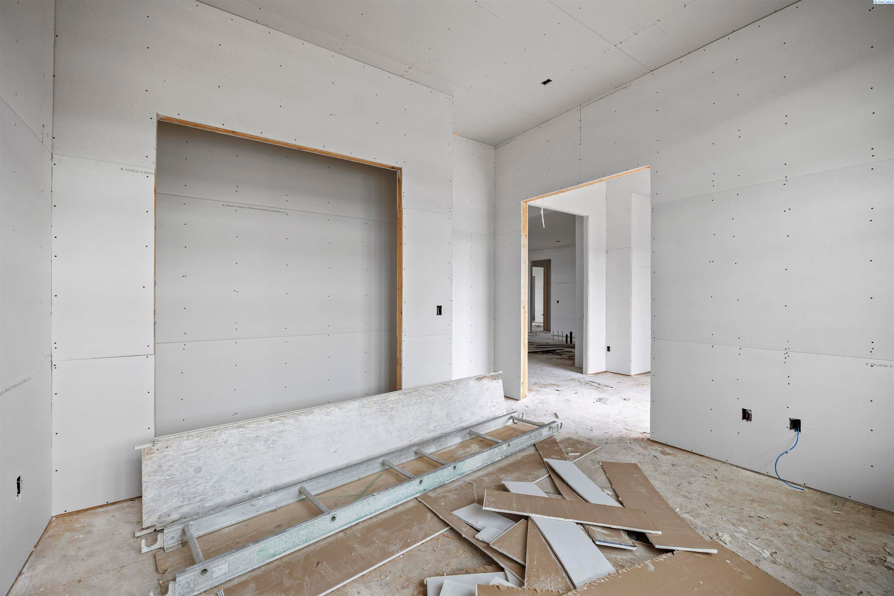 Pasco, Washington, 99301, United States, 4 Bedrooms Bedrooms, ,2 BathroomsBathrooms,Residential,For Sale,1978072