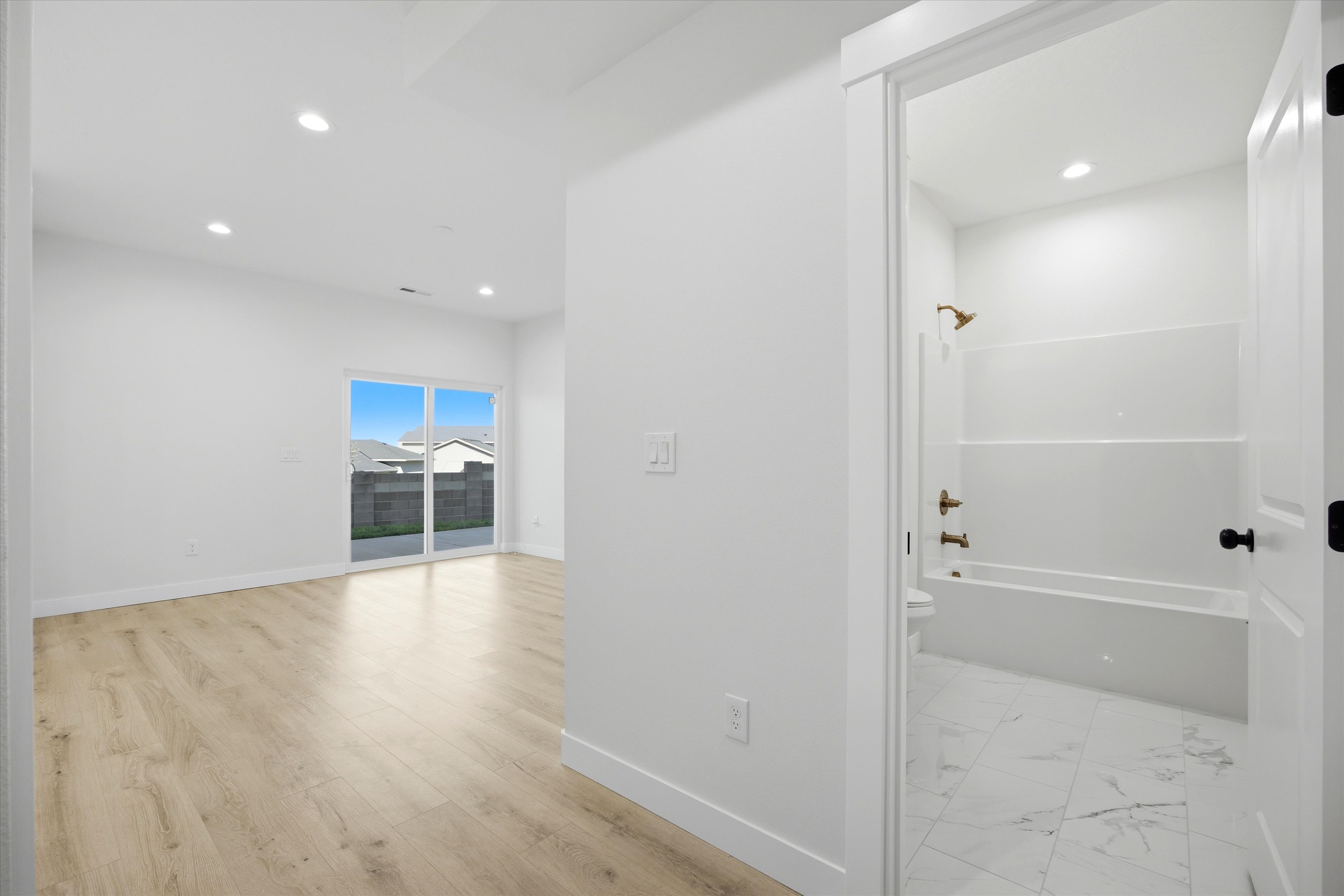  New 5-Bed Home w/ Daylight Basement & 3-Car Garage - 物件實景