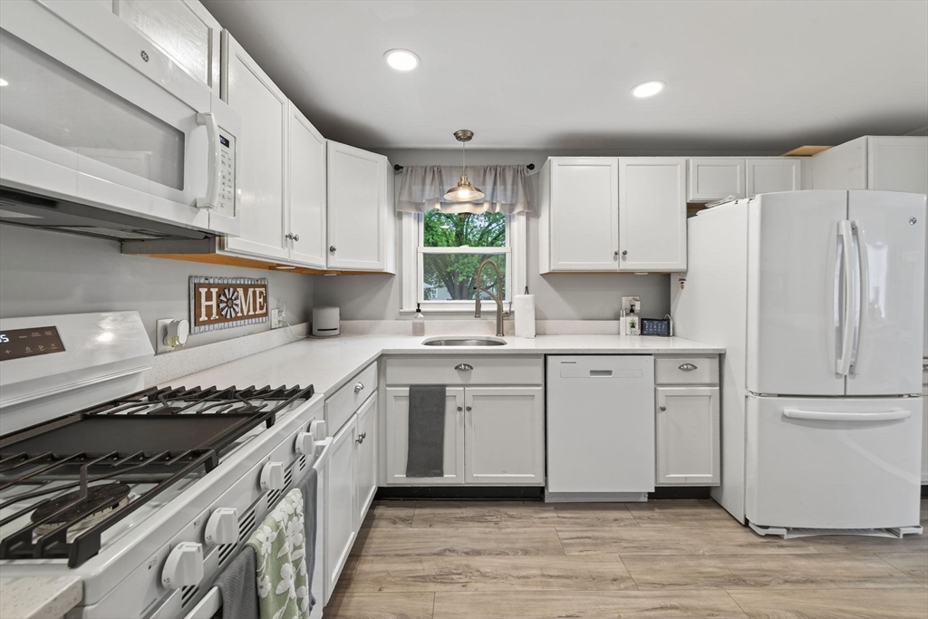 Dracut, Massachusetts, 01826, United States, 4 Bedrooms Bedrooms, ,2 BathroomsBathrooms,Residential,For Sale,1937209