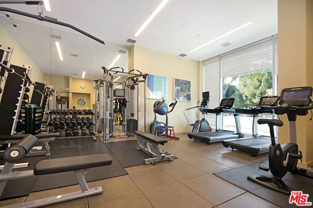 Santa Monica, California, 90401, United States, 2 Bedrooms Bedrooms, ,2 BathroomsBathrooms,Residential,For Sale,2001911